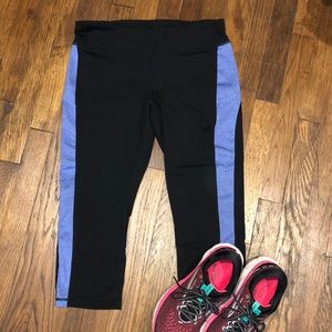 Cabi cropped athletic leggings Size M
